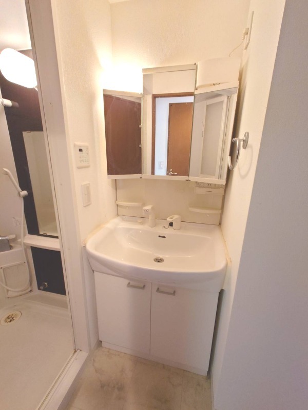 洗面設備　３面鏡付きのシャンプードレッサー