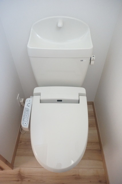 トイレ　※補修前の参考画像の為、設備等は現況優先。