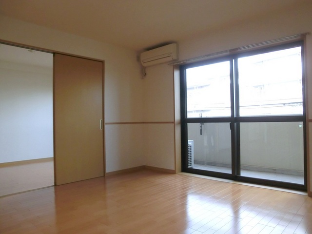 居室・リビング　広々リビングでお食事も出来ます！！