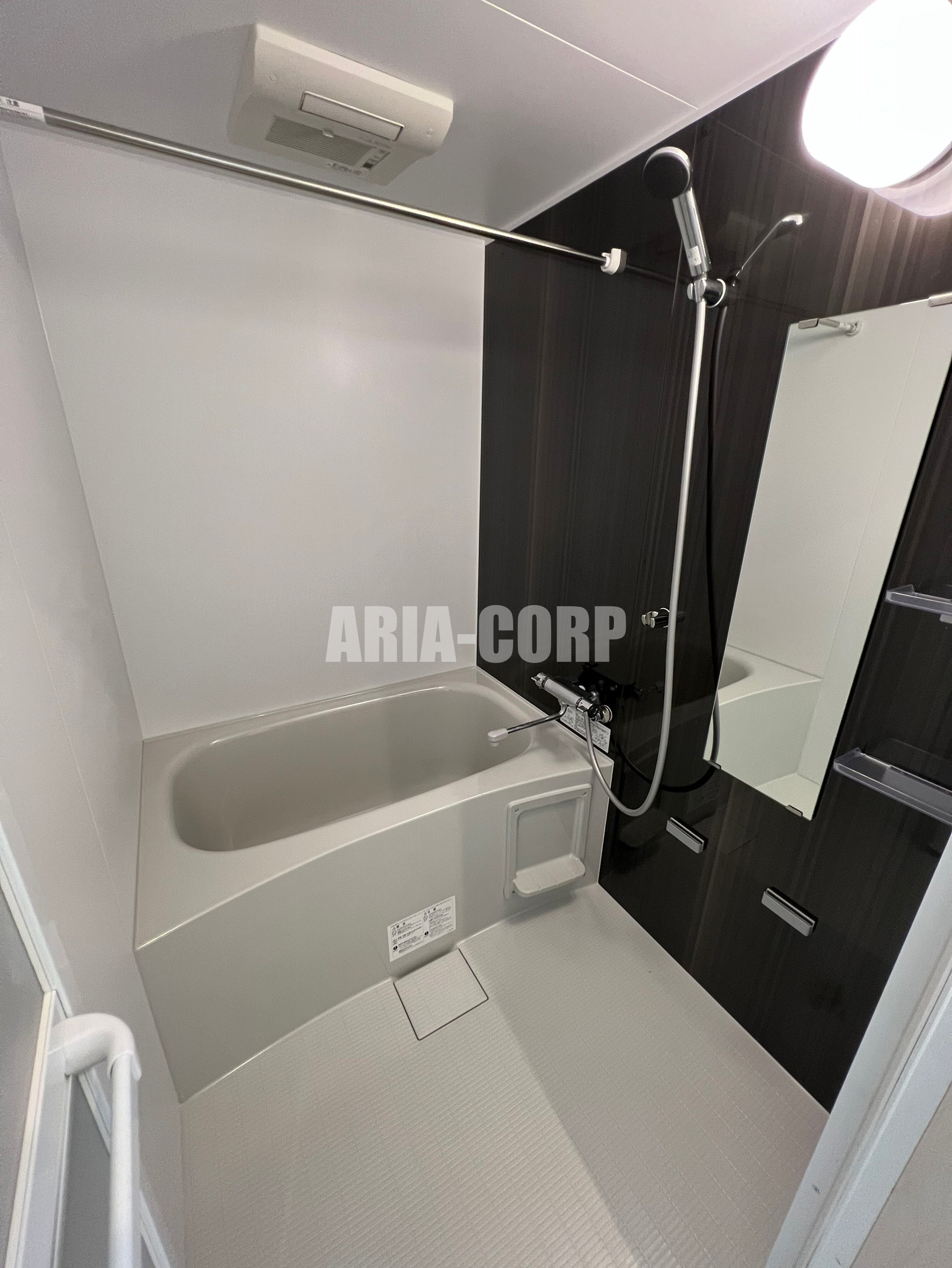 バス・シャワールーム　浴室乾燥機付き。カラーパネル採用でお洒落なバスルームです。