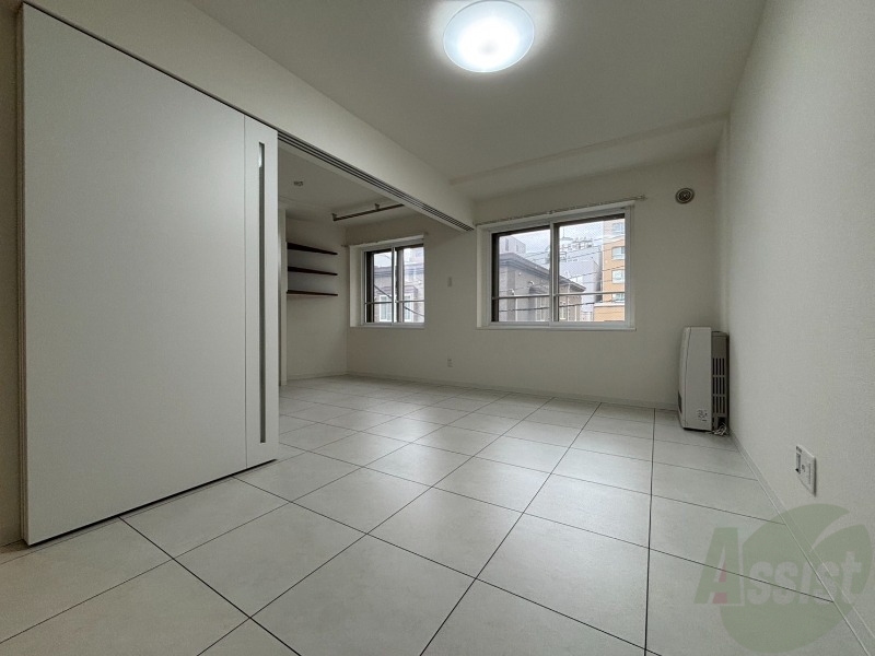 居室・リビング　白さが清潔感を出してくれます。お部屋も明るいですね。