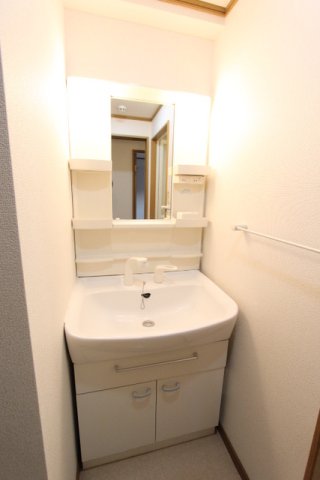 洗面設備　明るい洗面所です