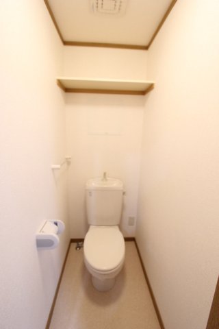 トイレ　落ち着いた色調のトイレです