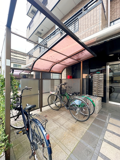 その他共有部分　屋根付き駐輪場。大事な自転車も雨でも安心♪