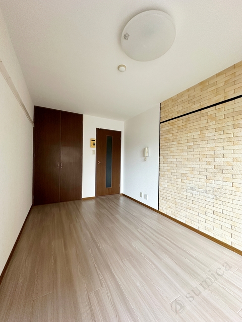 居室・リビング　アクセントクロスがオシャレを演出♪