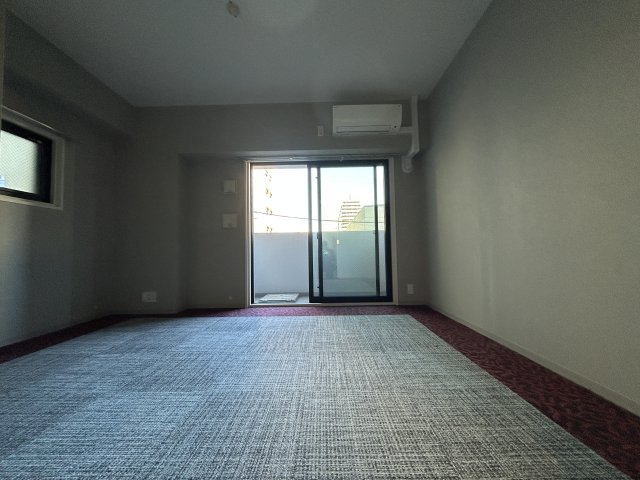 居室・リビング　同物件別号室のものです。