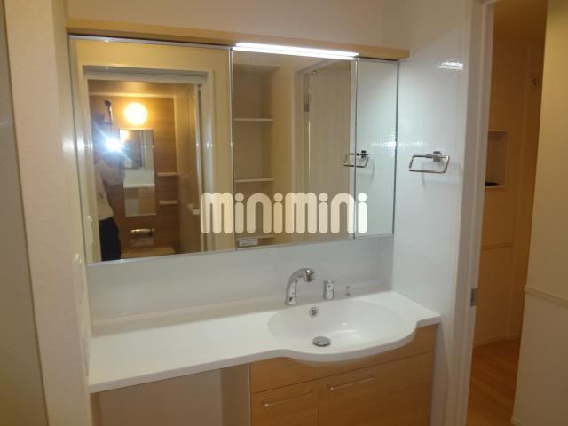 洗面設備　広い鏡の洗面化粧台