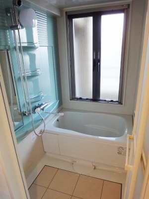 バス・シャワールーム　コンパクトで使いやすいお風呂です