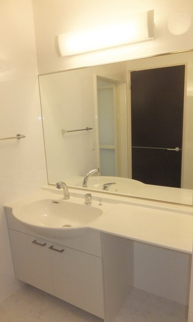 洗面設備　朝の忙しい時間でも安心の洗面化粧台です。