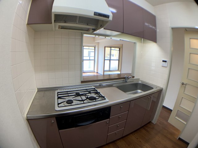 キッチン　３口ガスコンロついてます♪