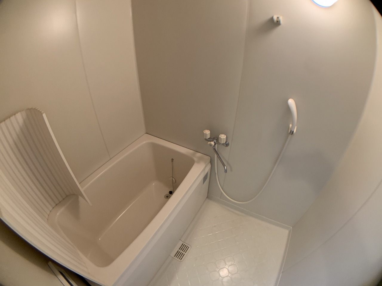 バス・シャワールーム　浴室乾燥・追い炊き機能付き♪