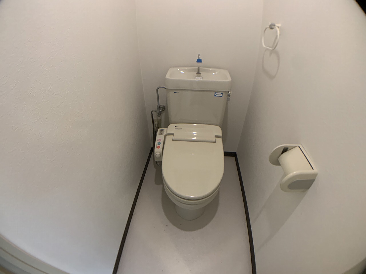 トイレ　温水洗浄便座付きで便利です♪