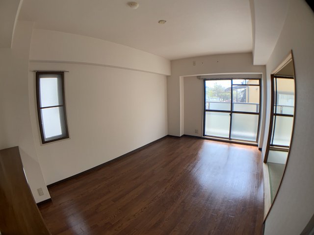 居室・リビング　床色が落ち着いた色合いで綺麗です♪