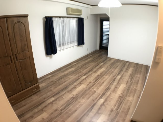 居室・リビング　エアコン付きで快適に過ごせます♪