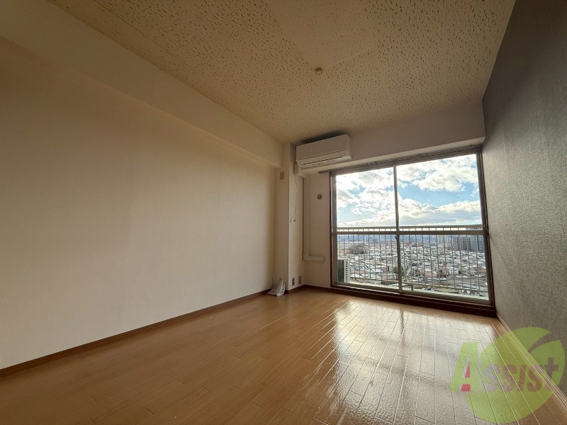 居室・リビング　リビングは６帖の洋室です。広々していてリラックスできますね。