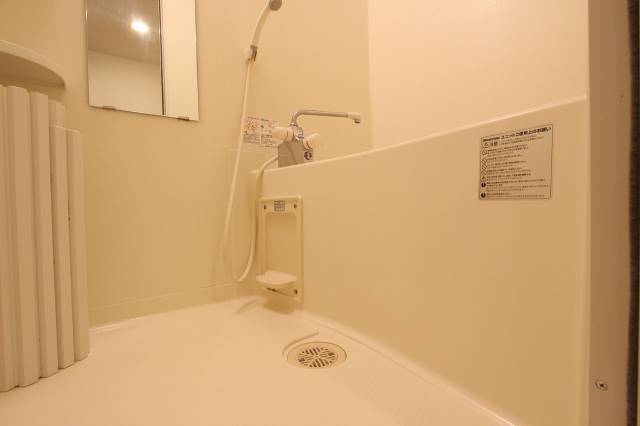 バス・シャワールーム　鏡付きのバスルーム。