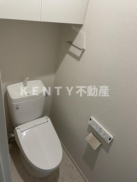 トイレ　落ち着いた色調のトイレです