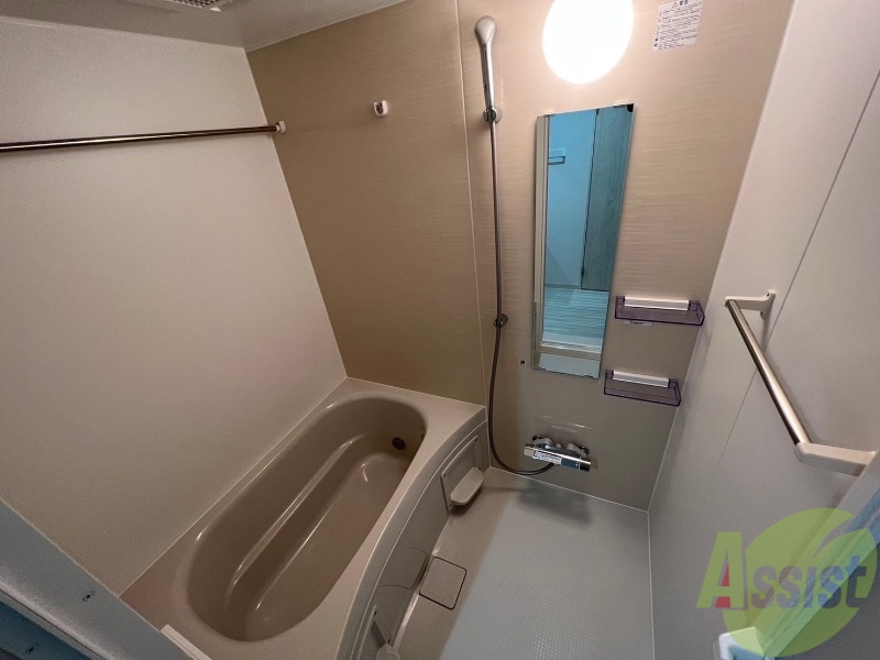 バス・シャワールーム　浴室は狭すぎず、シャワーも浴びやすそうです。