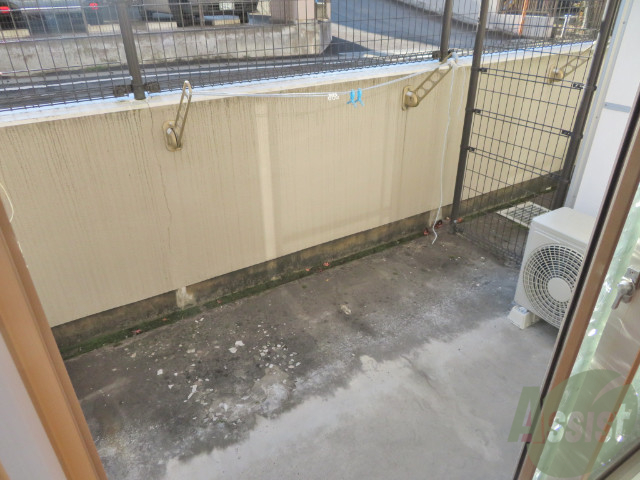 バルコニー　バルコニーは幅があり、広い印象を受けました。