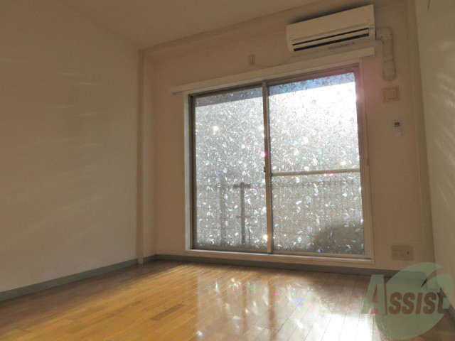 居室・リビング　７帖の洋室です。広々として、きれいですね。