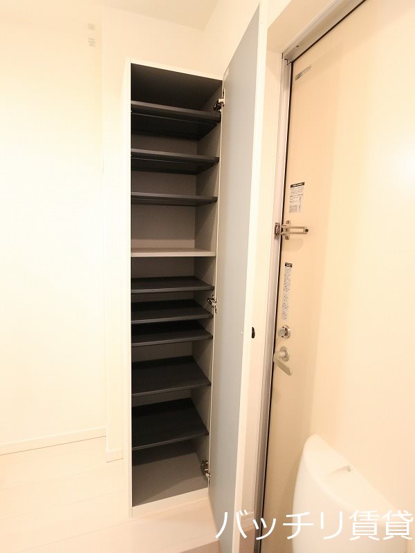 玄関　同型タイプの為、現状を優先致します。