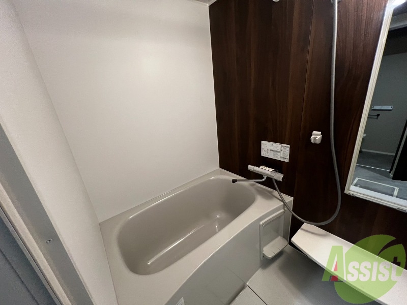 バス・シャワールーム　お風呂は広々としていて、一日の疲れもしっかり取れそう。