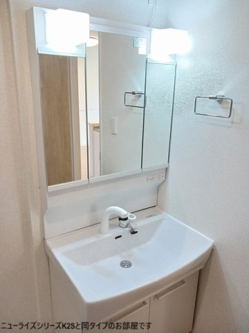 洗面設備　明るい洗面所です