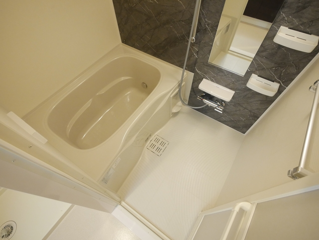 バス・シャワールーム　★鏡付の清潔感のあるバスルームです★