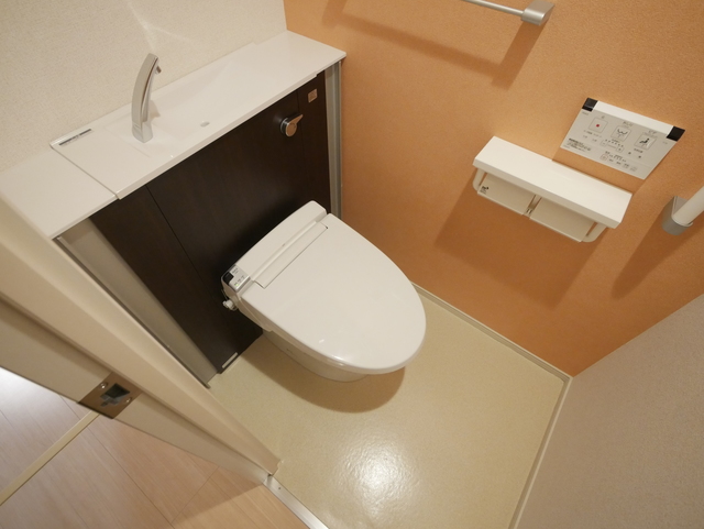 トイレ　★人気の温水洗浄便座付です★