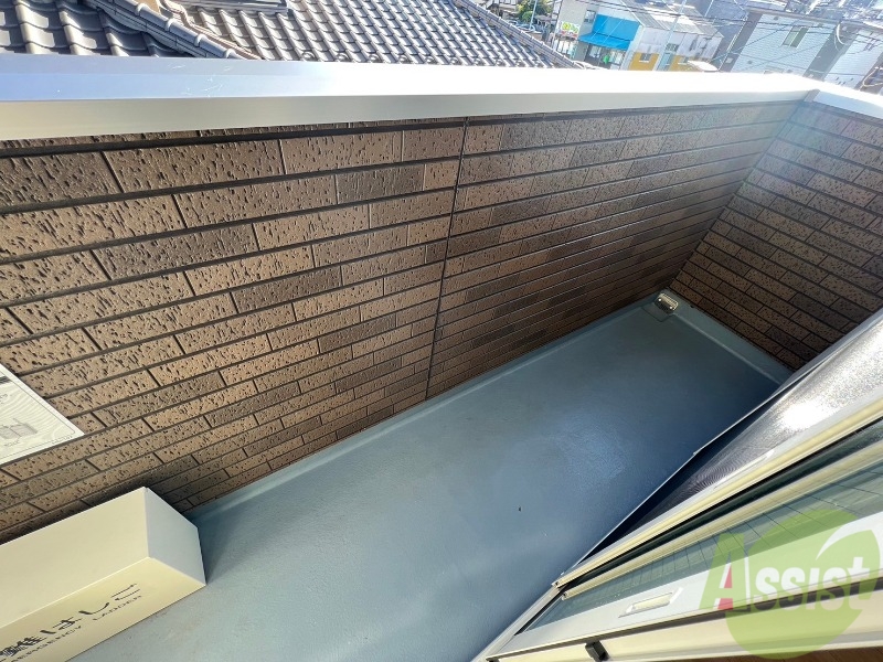 バルコニー　バルコニースペースも広く、洗濯物も問題なく干せそうですね。