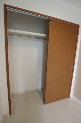 収納　広めの居室には広い収納があり様々な用途でも使用可能です。