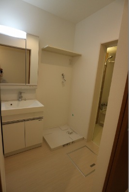 洗面設備　明るく清潔感とゆとりある洗面脱衣所。