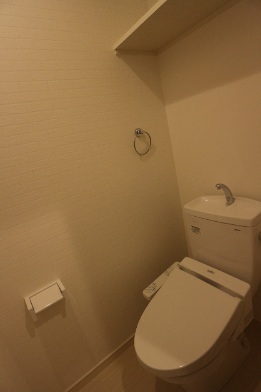 トイレ　温水洗浄暖房便座付きのＷＣ。上部にストック用棚もあります。