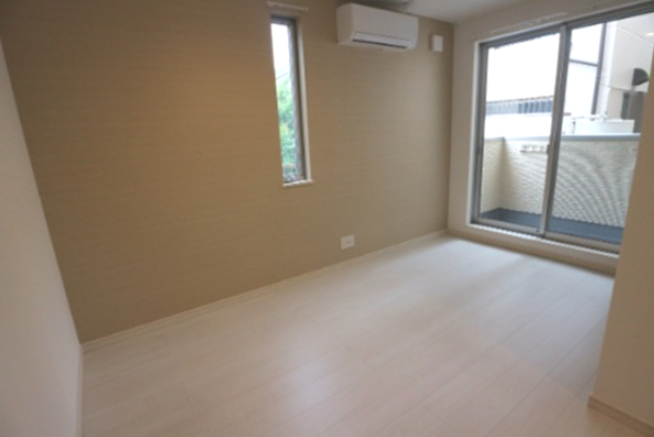 居室・リビング　2面採光の明るい落ち着いた配色のリビングです。