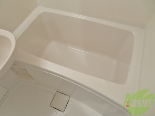 バス・シャワールーム　浴室はゆったりと浸かれるサイズ感になっています。