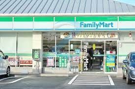 コンビニ　ファミリーマート春江町四丁目店（コンビニ）まで70m