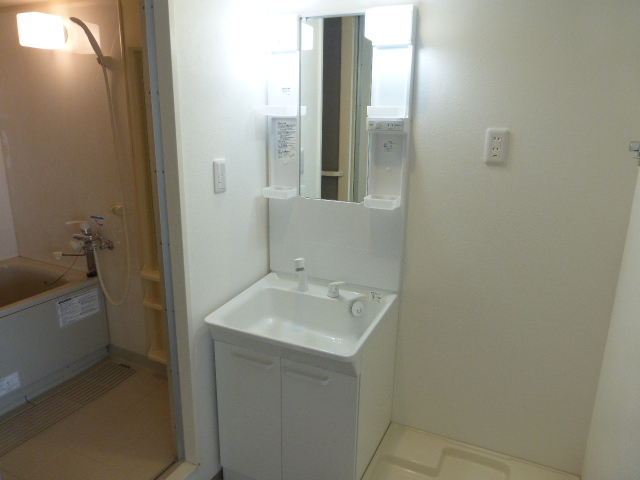 洗面設備　人気設備　シャンプードレッサー、室内洗濯機置場