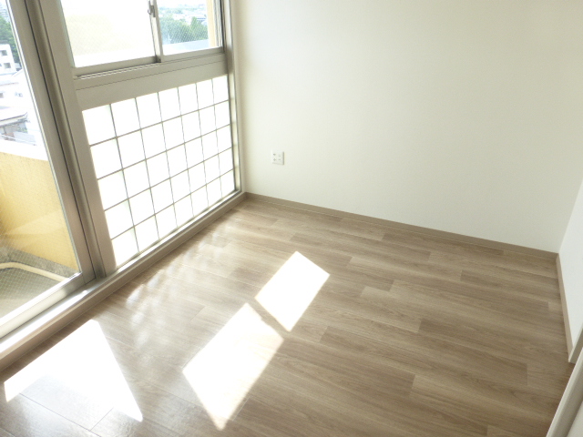 居室・リビング　明るい洋室　お洒落な柄の床材
