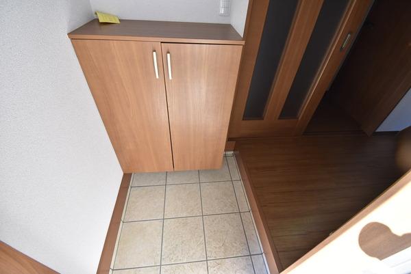 玄関　お写真は同物件別棟の参考写真です
