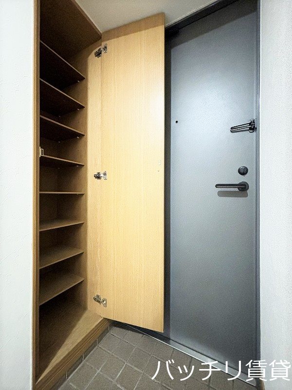 玄関　＊画像は別号室の為、現状を優先いたします
