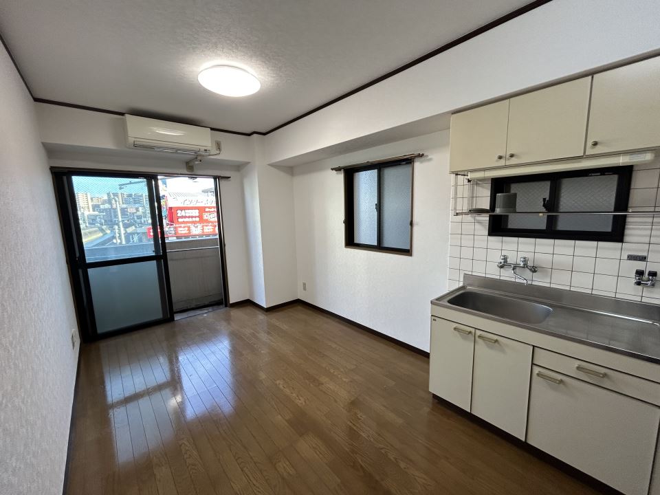 居室・リビング　角部屋で側面にも窓があります