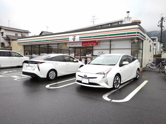 コンビニ　セブンイレブン那珂川片縄西4丁（コンビニ）まで450m