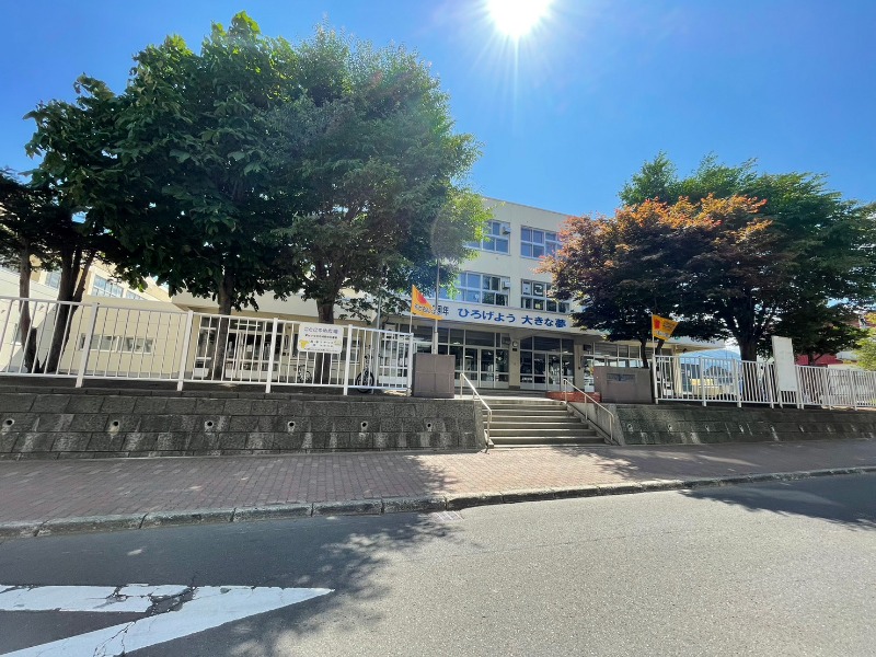 小学校　札幌市立琴似小学校（小学校）まで642m