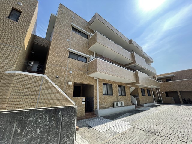 建物外観　カメラ付きインターホンついてます♪