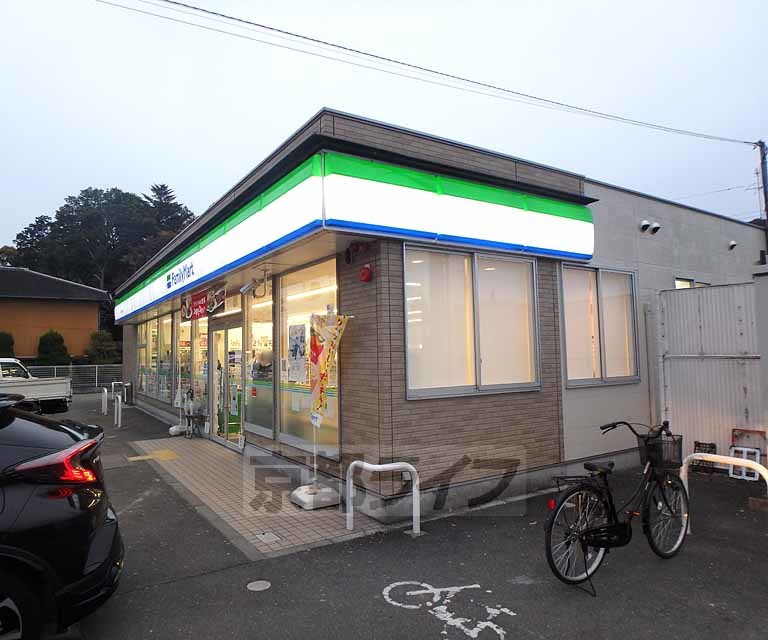 コンビニ　ファミリーマート 木津川相楽店（コンビニ）まで119m