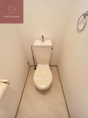 トイレ　落ち着いた色調のトイレです