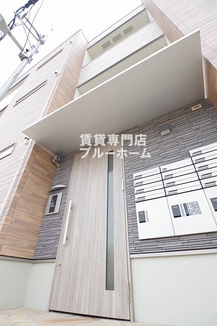 建物外観　木造3階建てのきれいな物件！