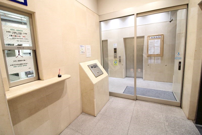 エントランス　管理人さんが日勤しています。オートロック付きです。