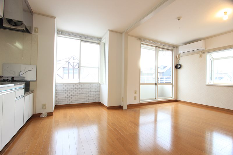 建物外観　床材張替工事中★入口ドア表面も張替中★南面LDKで開放的★