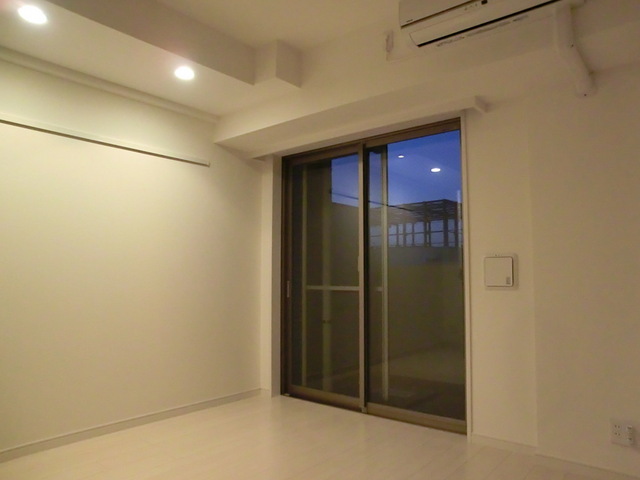 居室・リビング　キレイな居室で白と茶色で統一されたお部屋でございます。エアコ